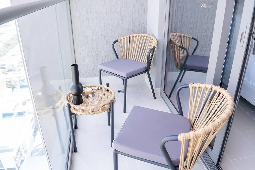 Intimate Apartment With Scenic View Of Dubai Creek