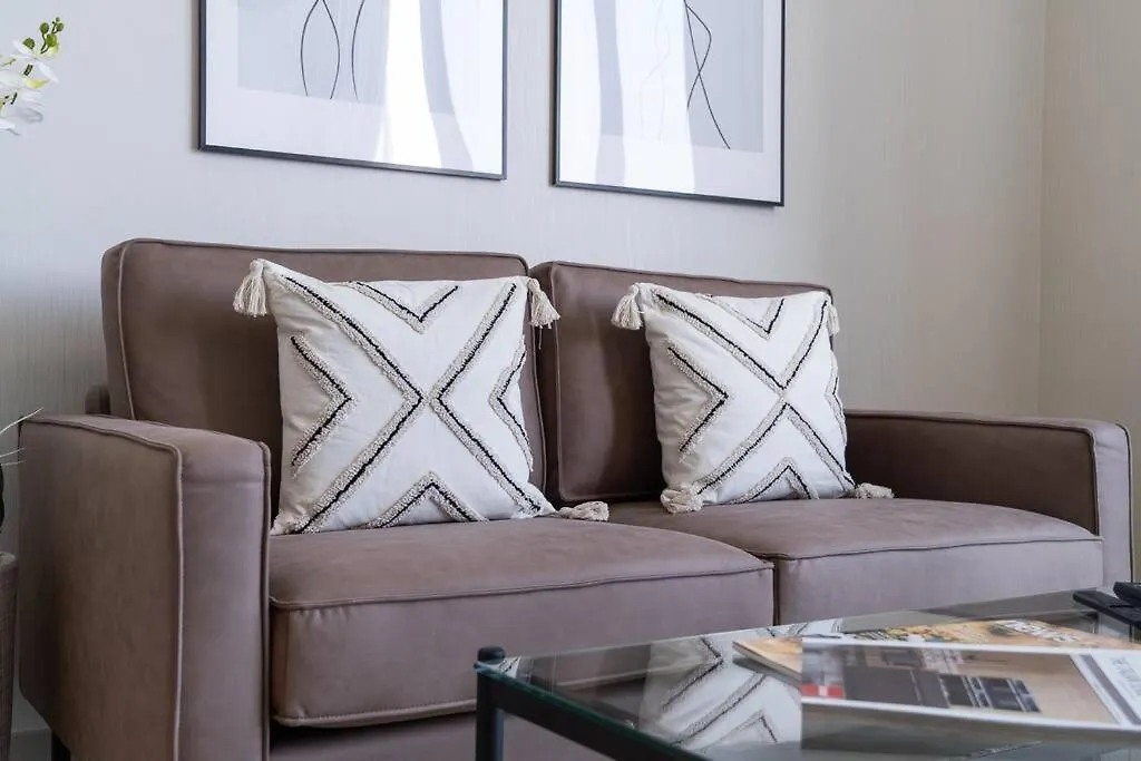 Intimate Apartment With Scenic View Of Dubai Creek